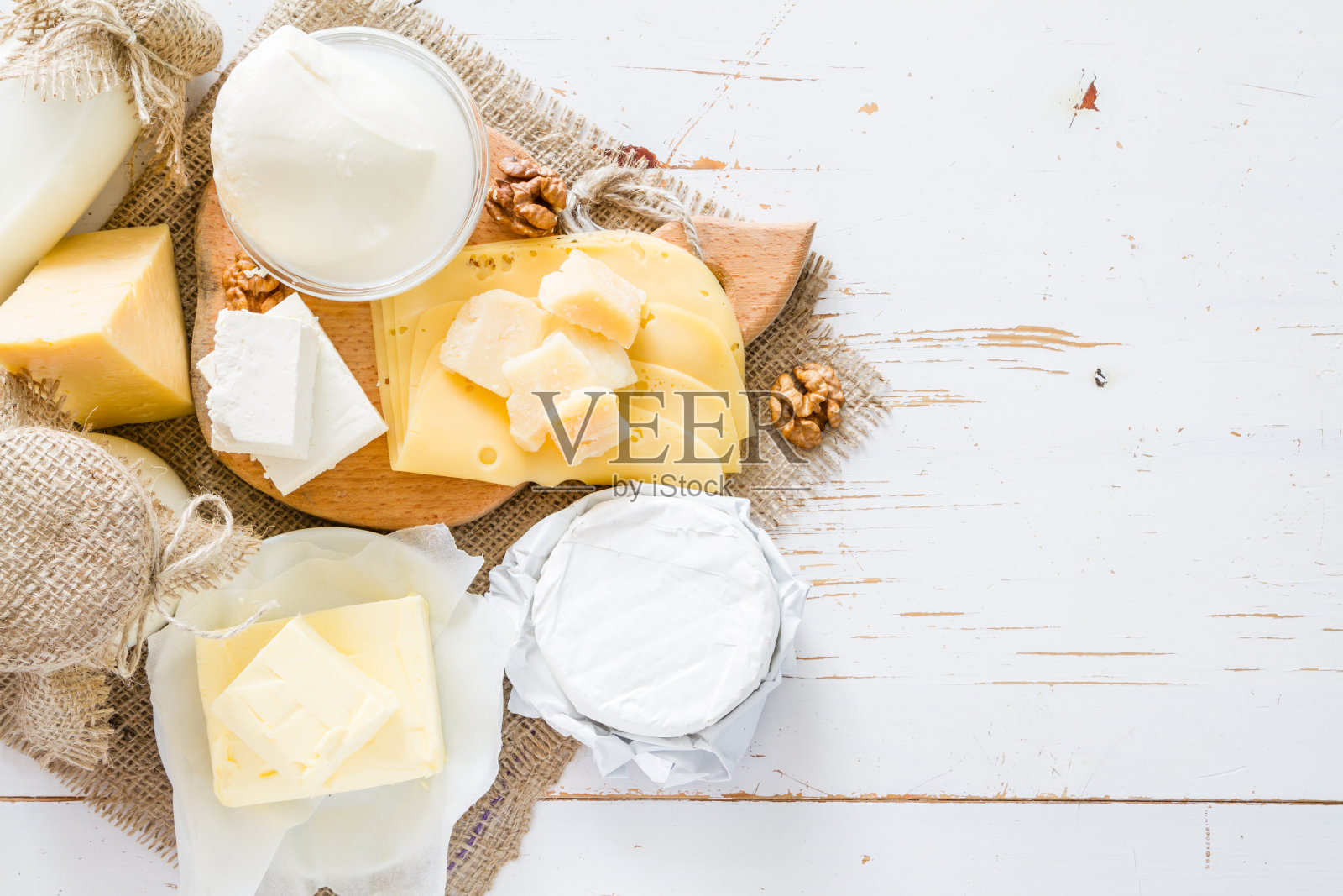 选择乳制品-奶酪，酸奶，黄油，坚果照片摄影图片