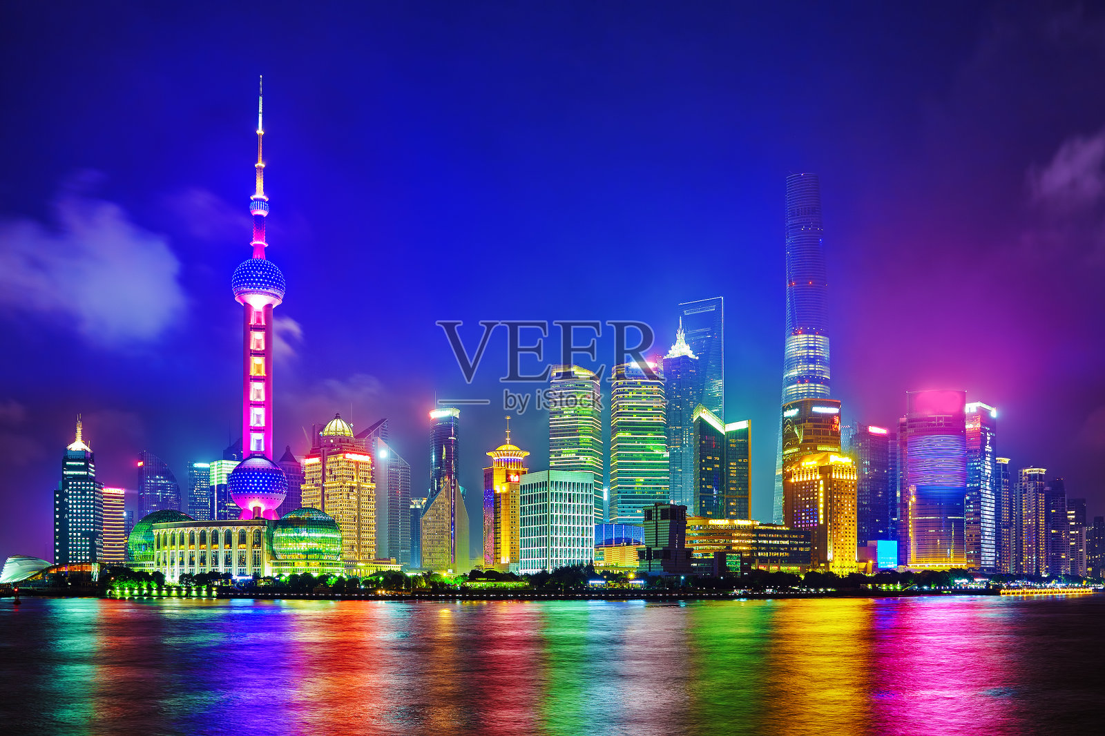 上海浦东新区天际线夜景。照片摄影图片