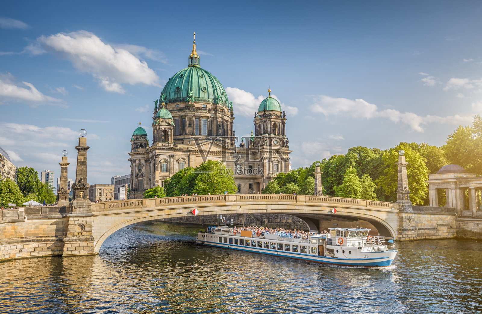 日落时施普雷河上的船只，柏林大教堂，德国柏林照片摄影图片
