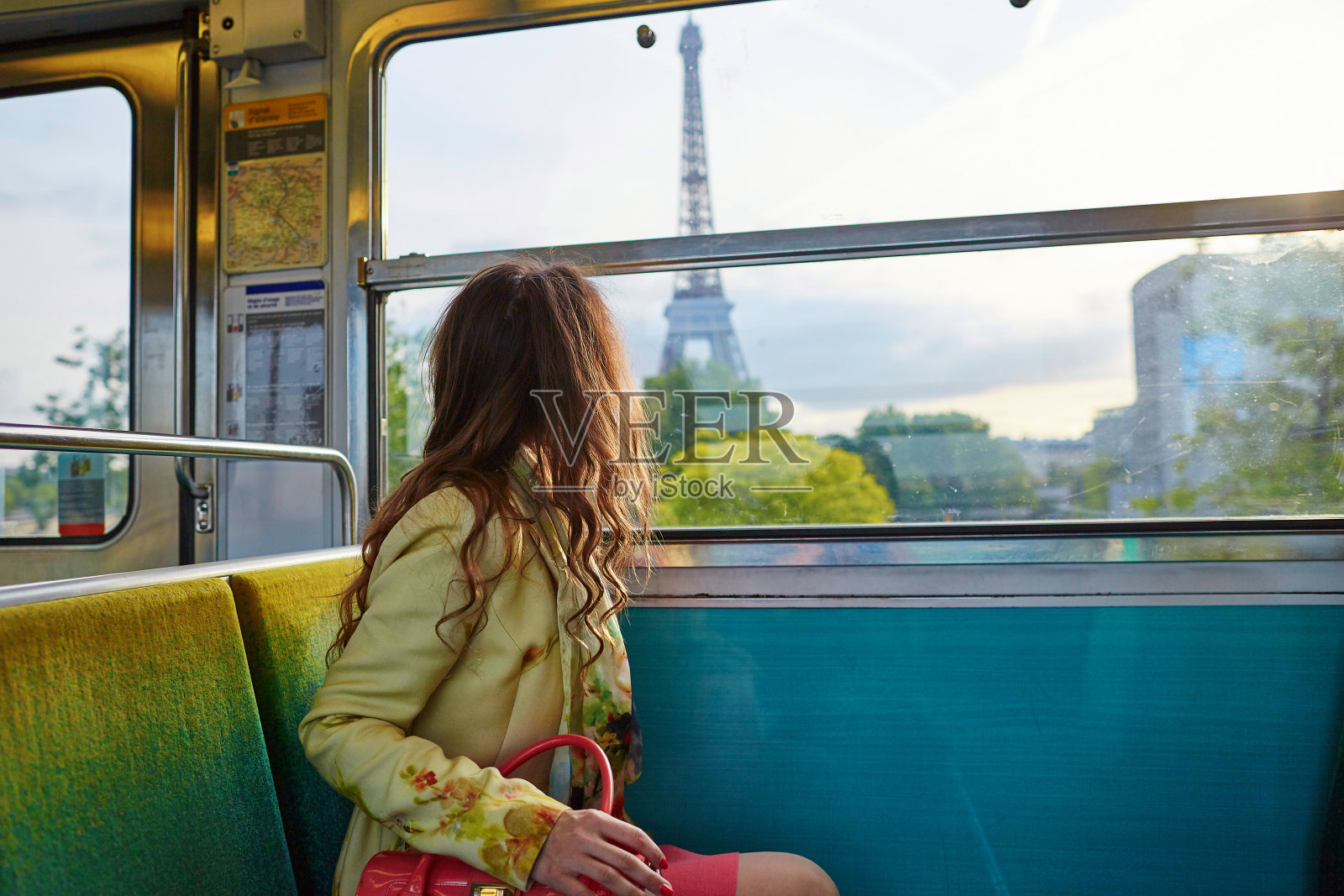 巴黎地铁里的年轻美女照片摄影图片