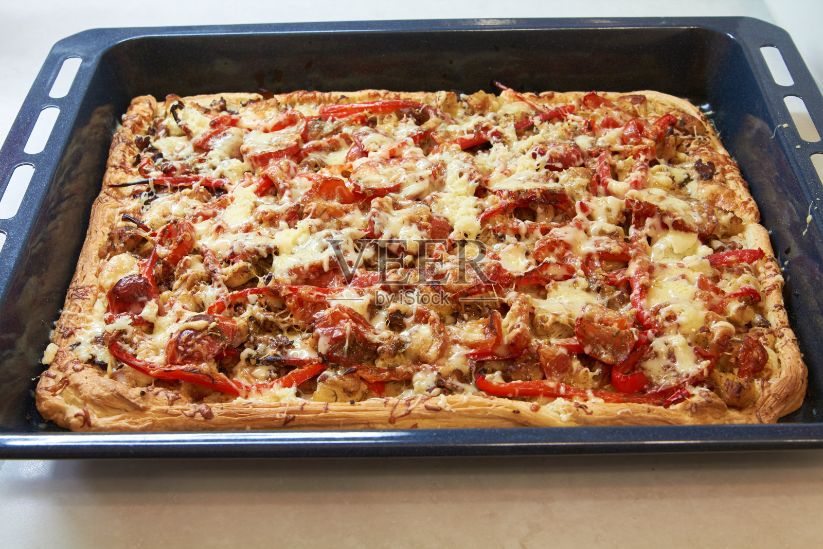 西西里长方形披萨，上面有奶酪和番茄照片摄影图片