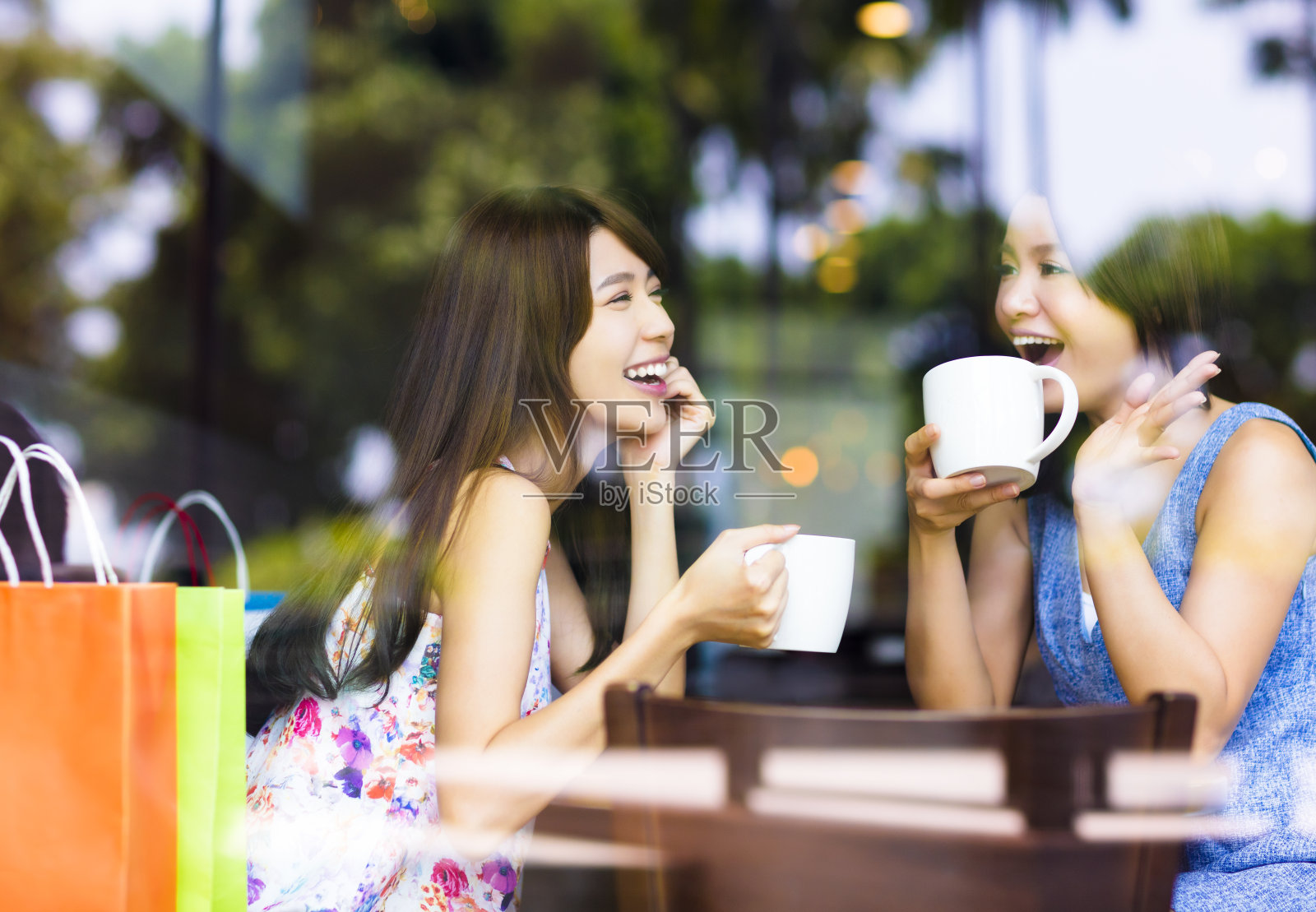 两个年轻女人在咖啡店聊天照片摄影图片