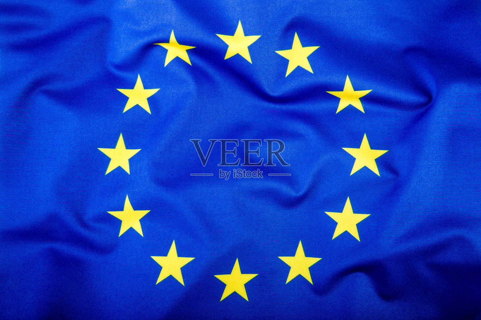 欧盟旗帜迎风飘扬。照片摄影图片