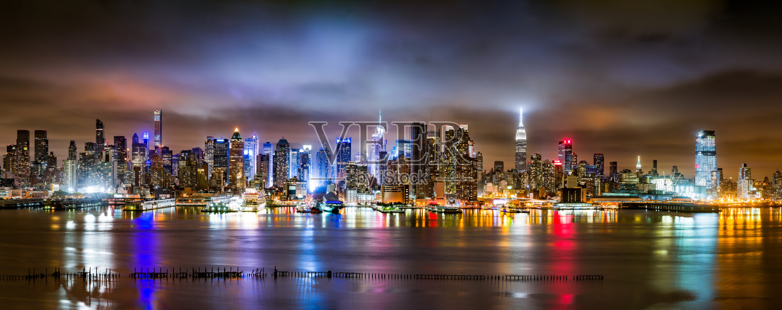阴天晚上的纽约市全景图照片摄影图片