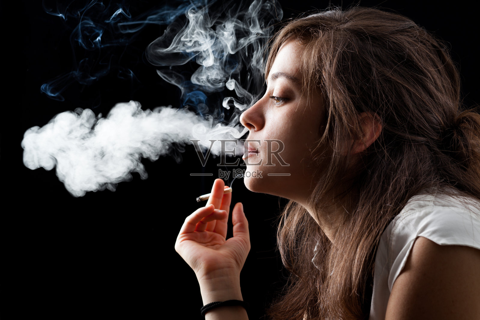 吸烟的女人照片摄影图片