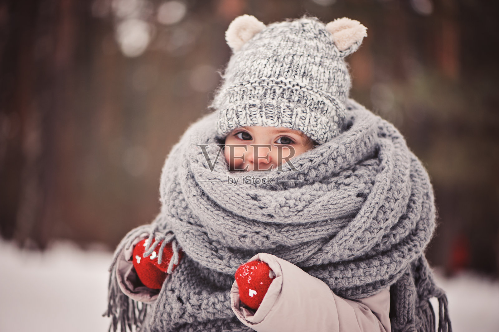 舒适的户外肖像快乐的蹒跚学步的孩子女孩在冬天照片摄影图片