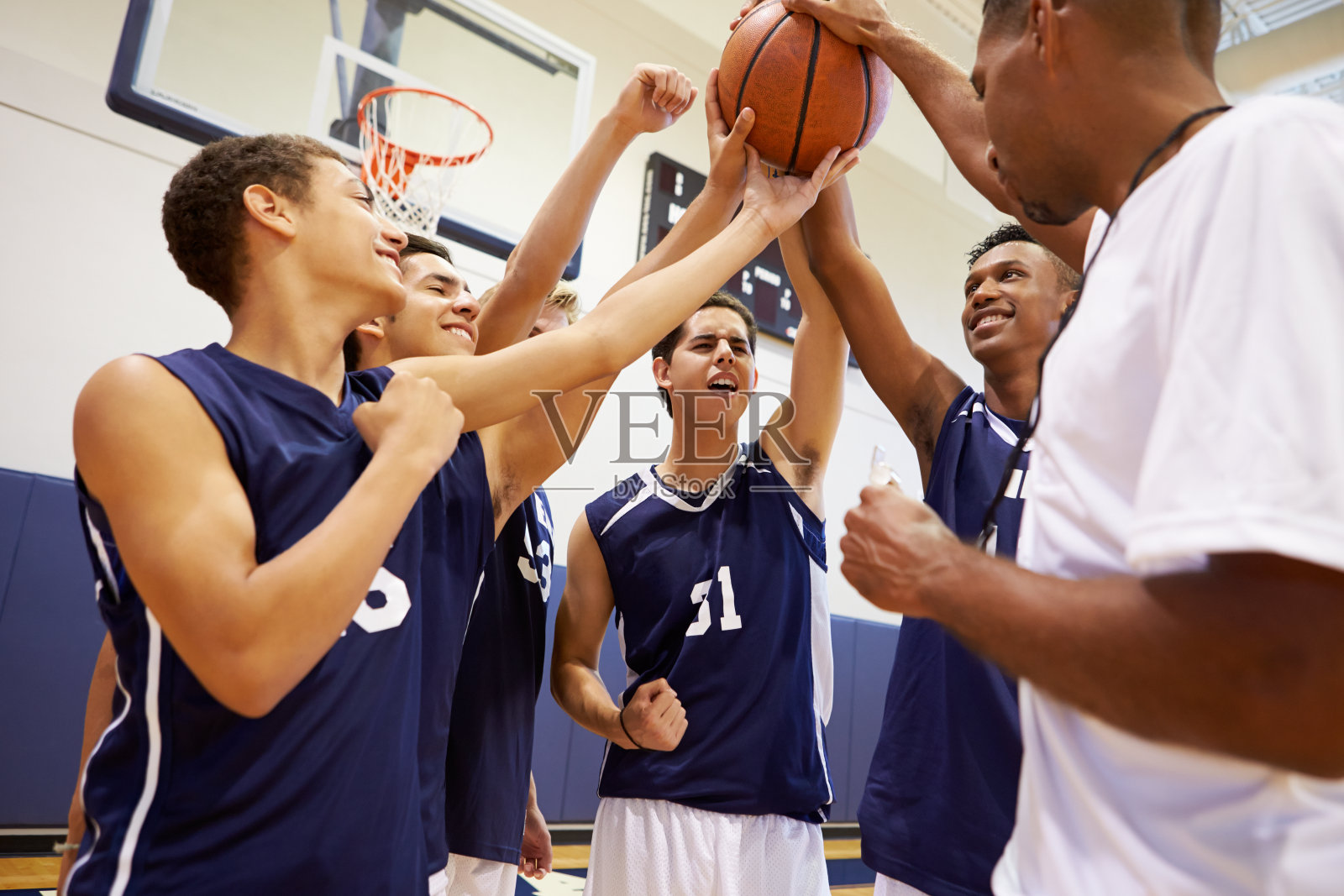 高中男子篮球队队员与教练谈话照片摄影图片