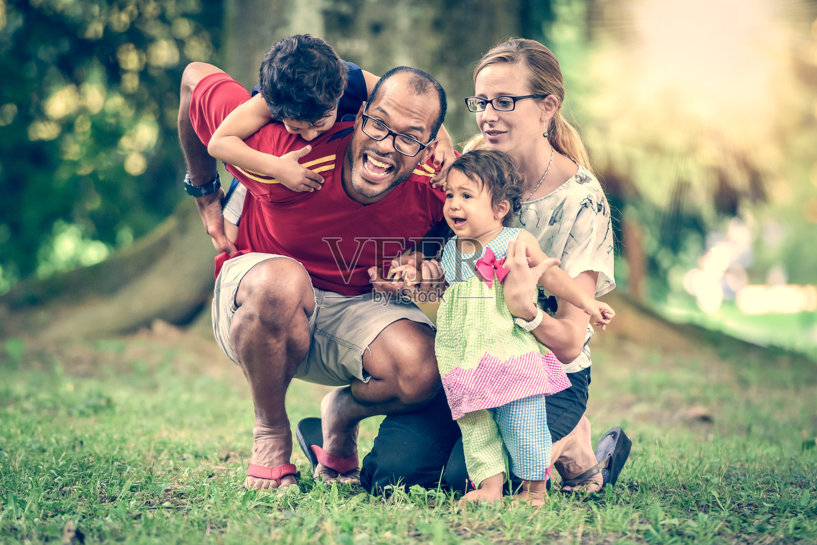 快乐的异族家庭正在公园里活跃一天照片摄影图片