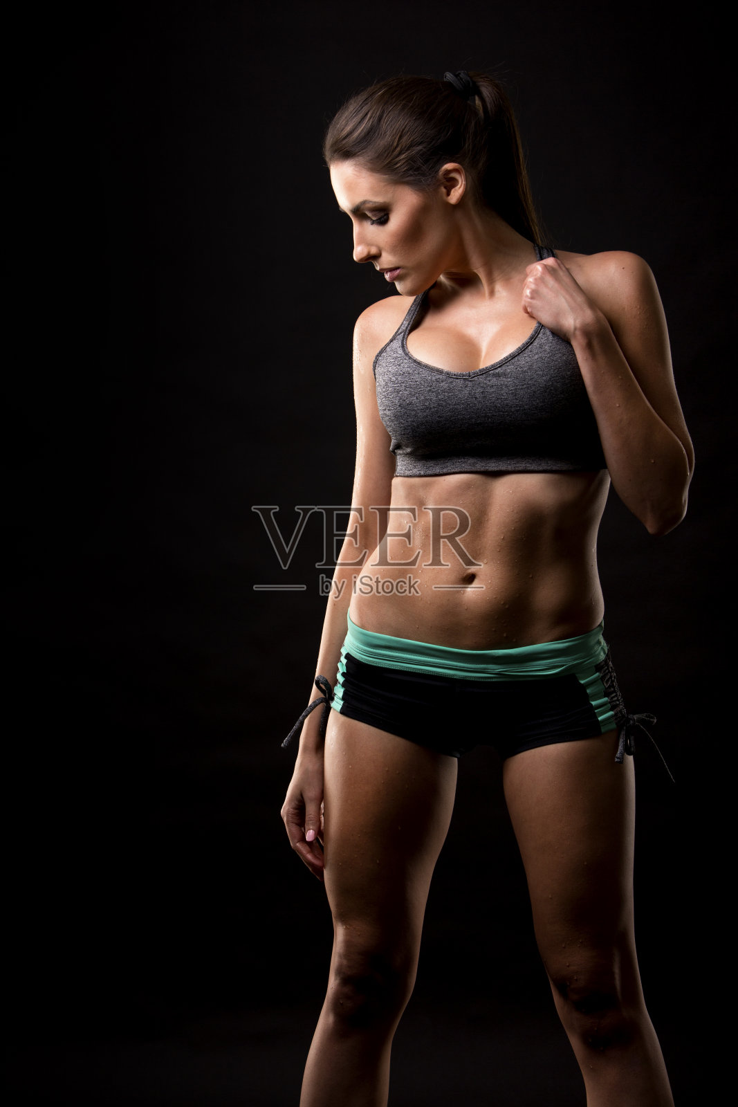 黑色背景下的健身女性照片摄影图片