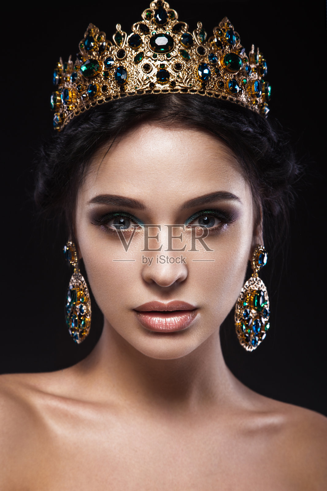 美丽的黑发女孩戴着金色皇冠，耳环和专业照片摄影图片