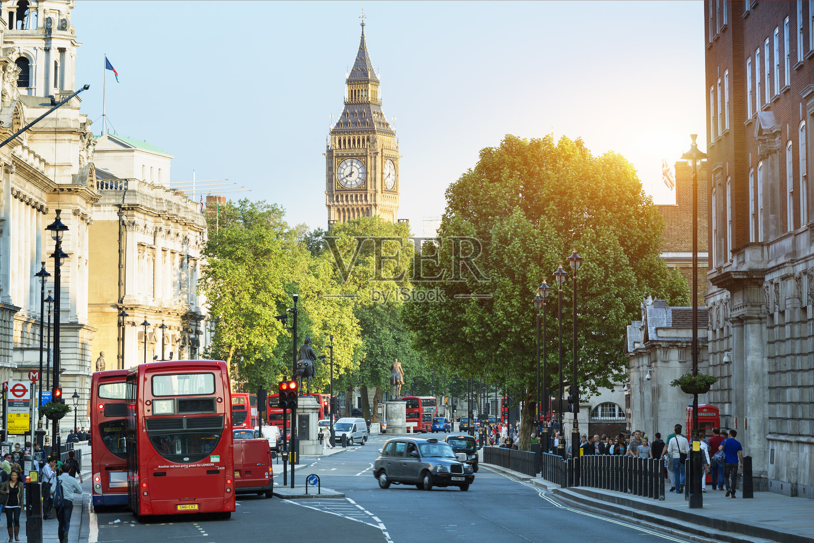 伦敦特拉法加广场上的大本钟和白厅照片摄影图片