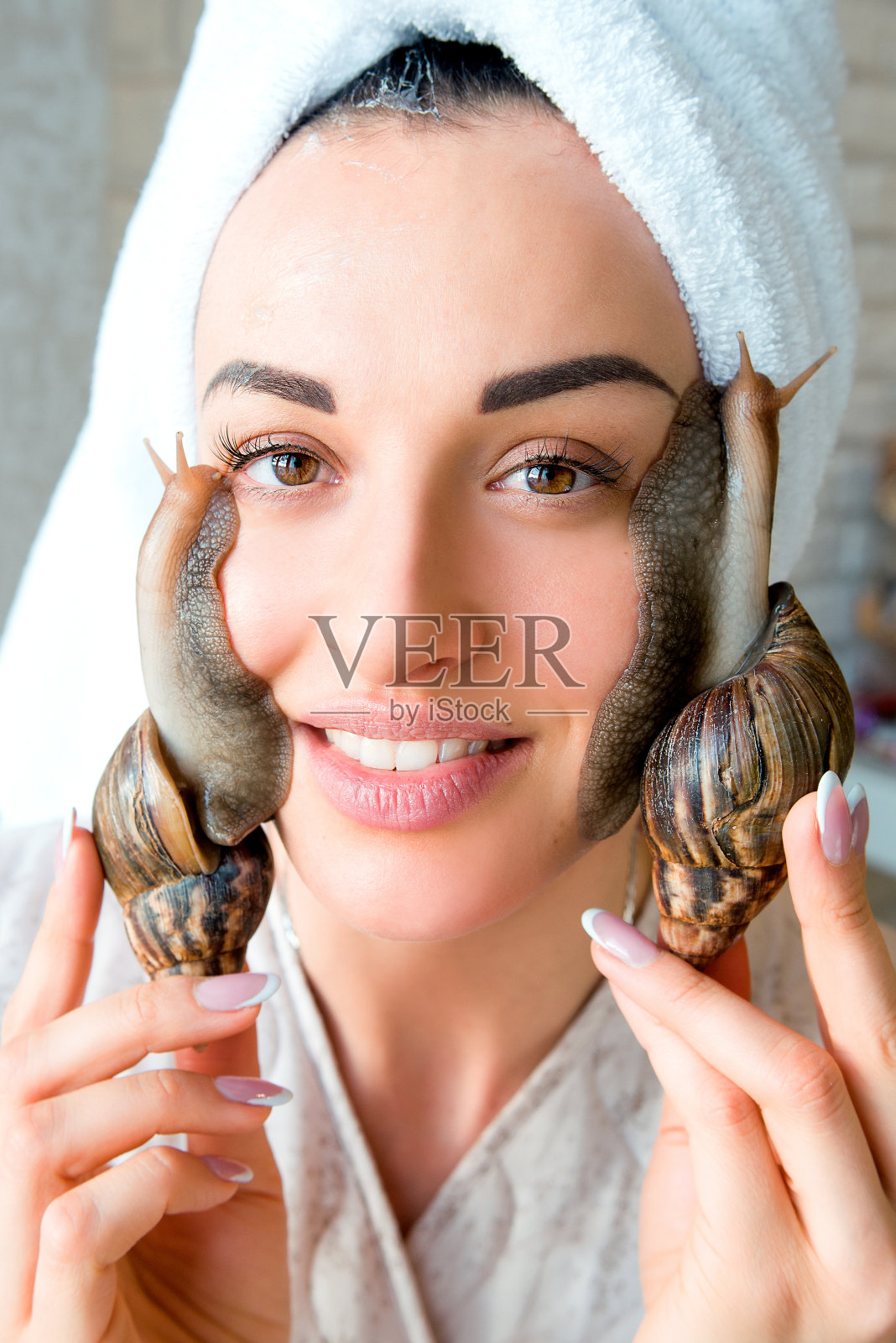 一个脸上有蜗牛的女人的肖像照片摄影图片