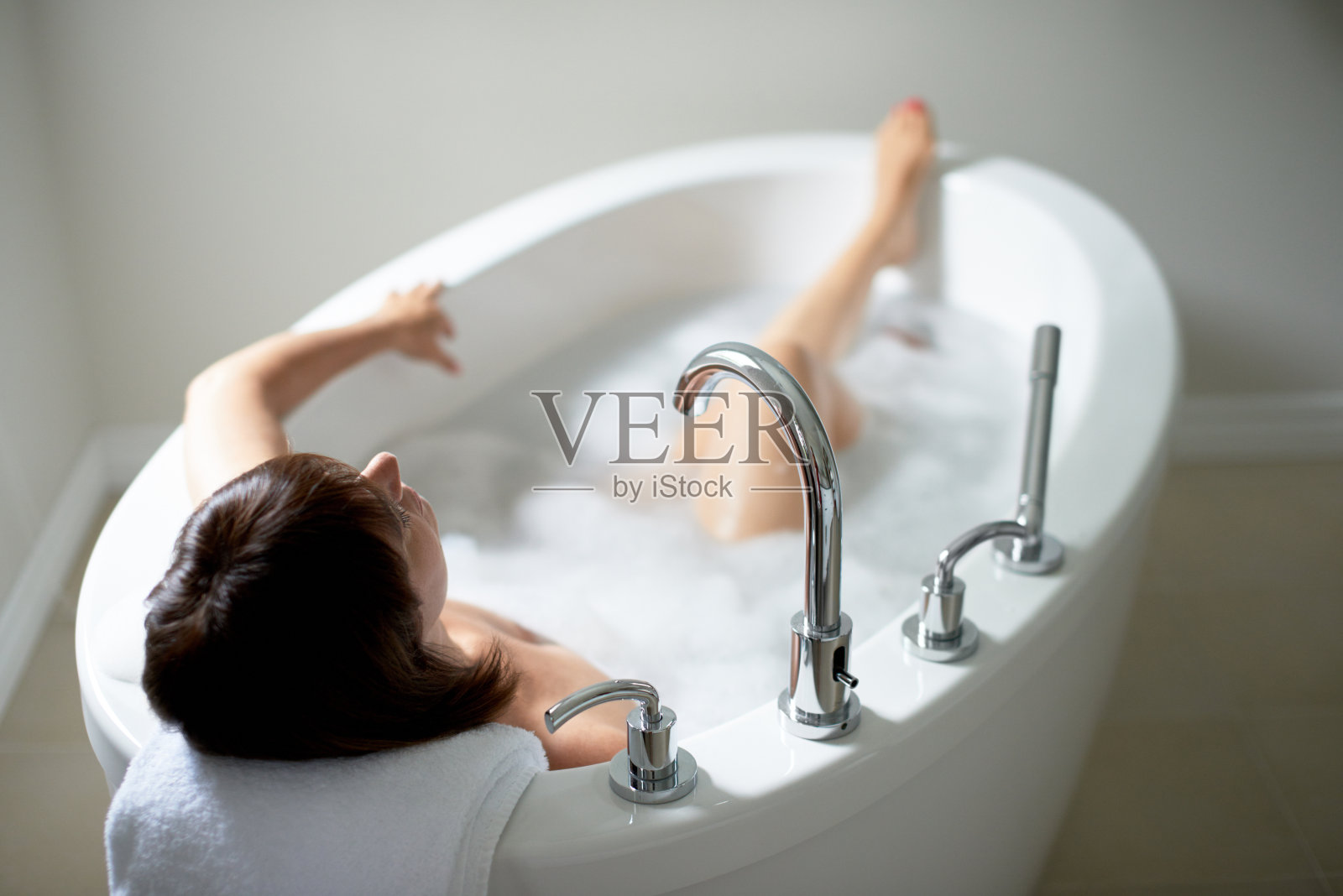 在浴缸里洗澡的亚洲妇女她在搓手上的肥皂照片摄影图片_ID:305328421-Veer图库