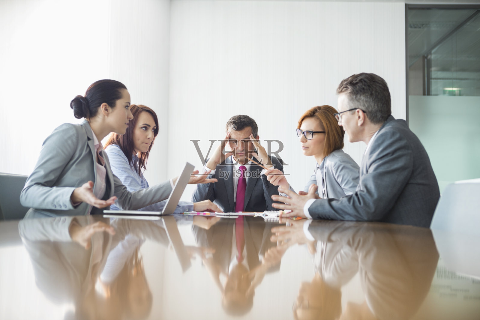 商务人士在会议上争吵照片摄影图片