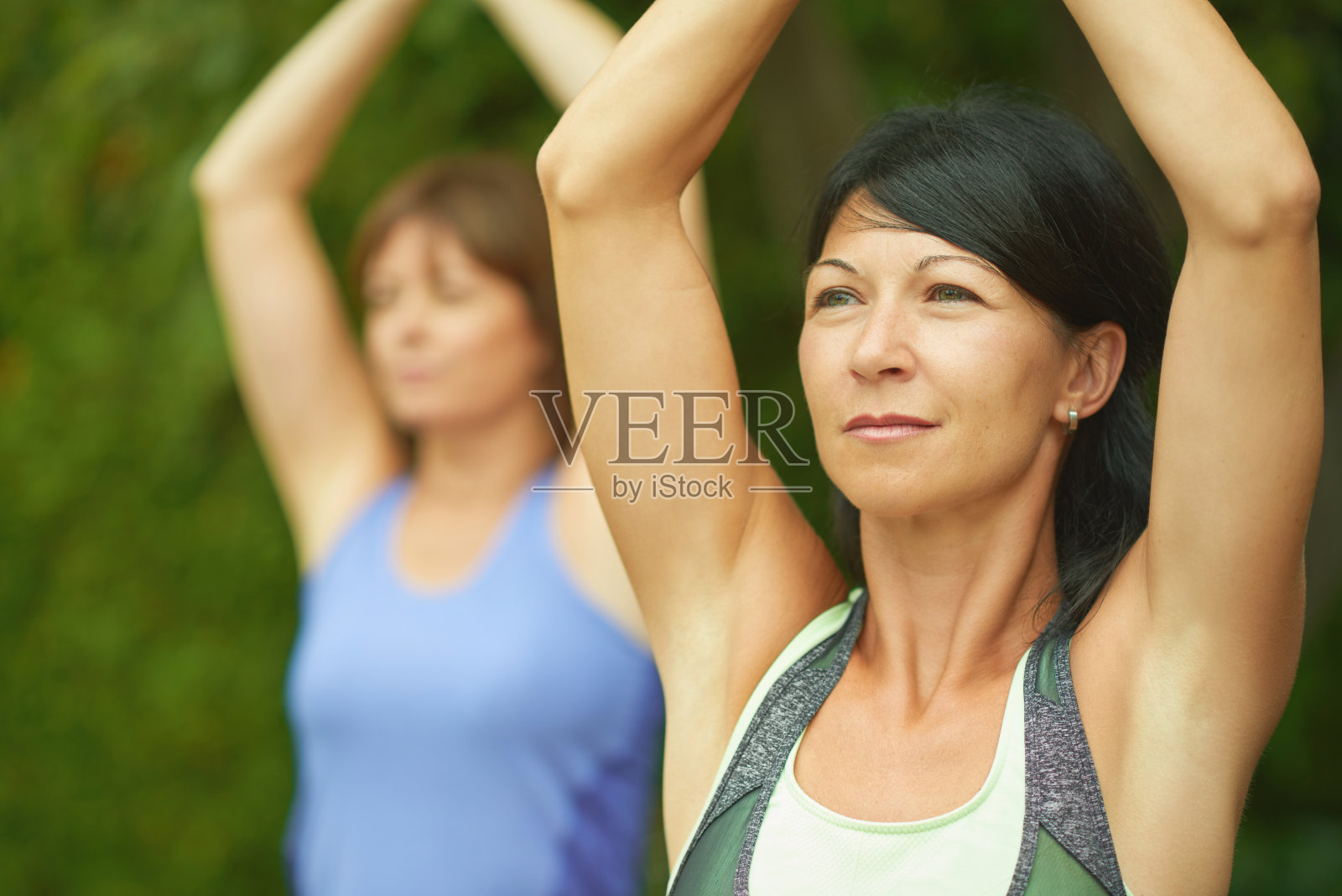两个成熟的女人通过做瑜伽来保持健康照片摄影图片