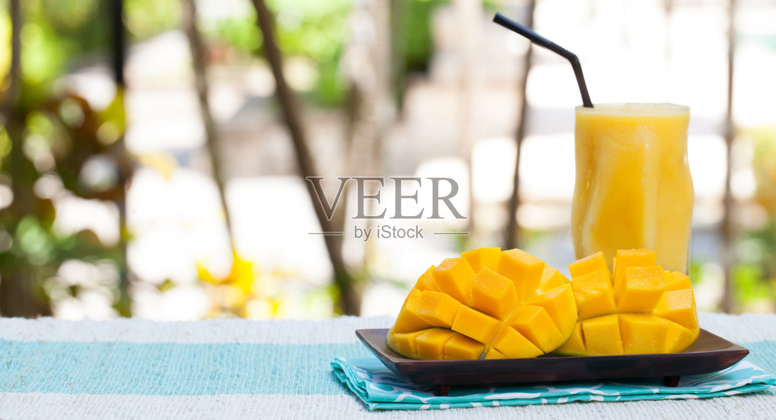 新鲜热带水果奶昔、芒果汁和新鲜芒果照片摄影图片