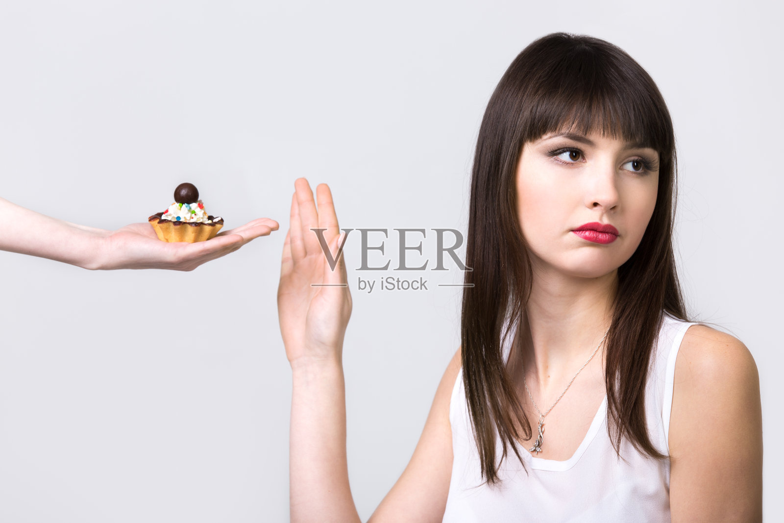 节食女性拒绝吃蛋糕照片摄影图片
