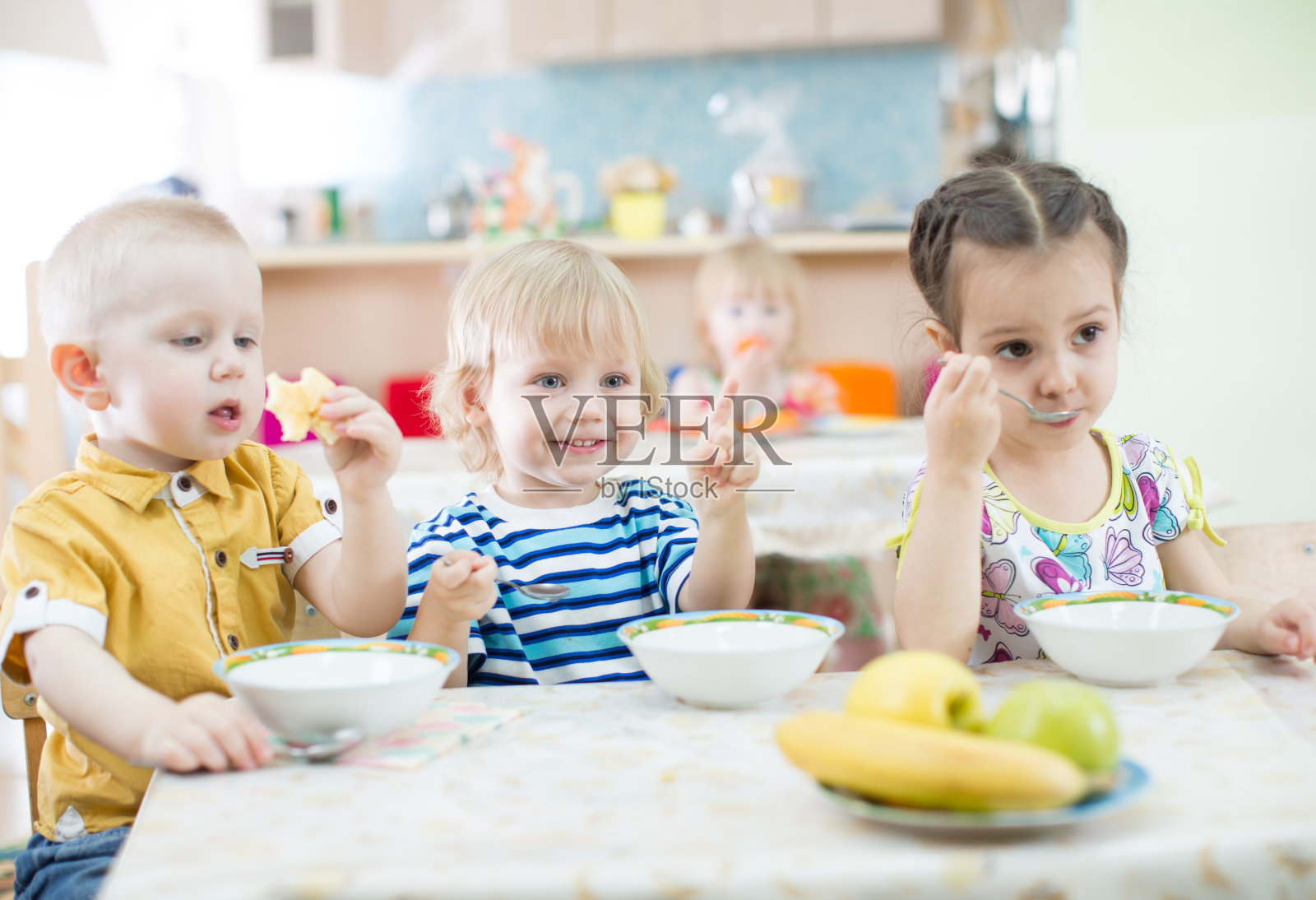 有趣的孩子在幼儿园吃饭照片摄影图片