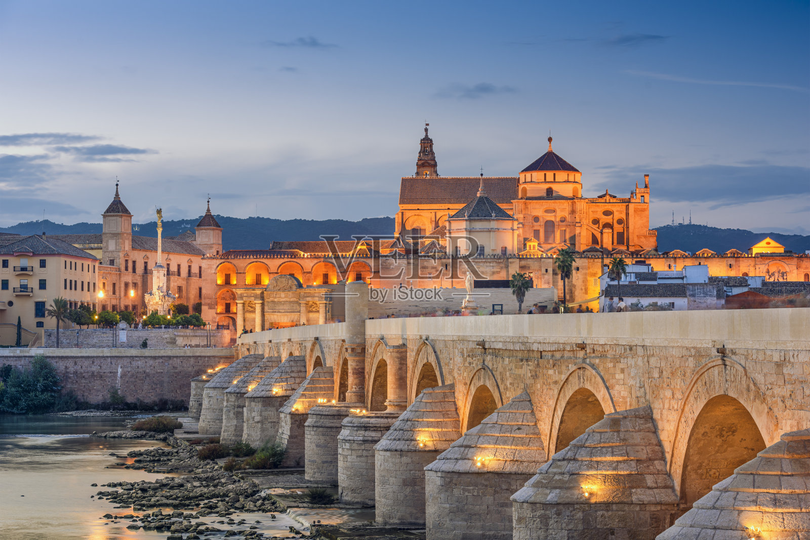西班牙科尔多瓦的罗马桥和清真寺大教堂照片摄影图片