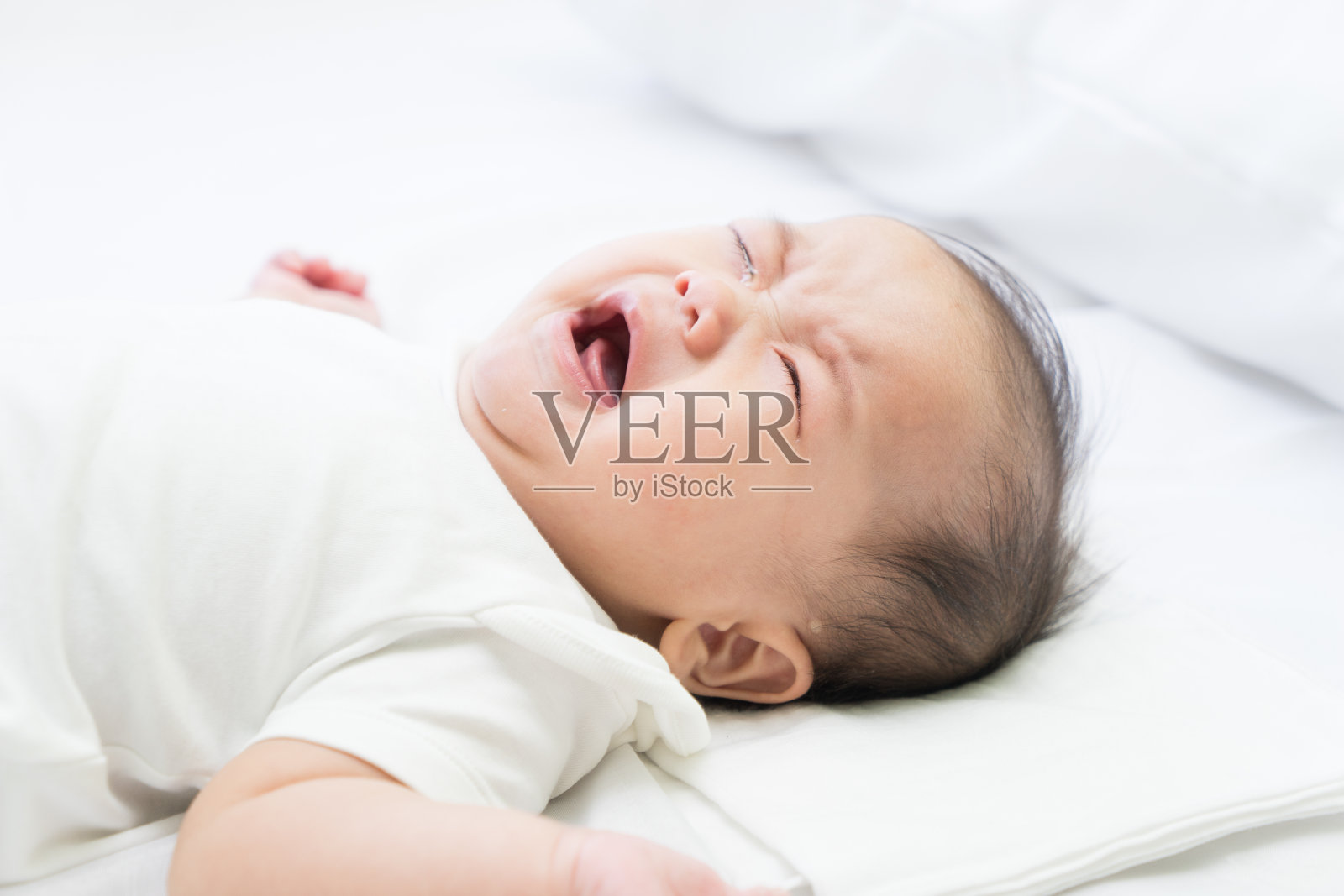 亚洲新生儿哭闹照片摄影图片