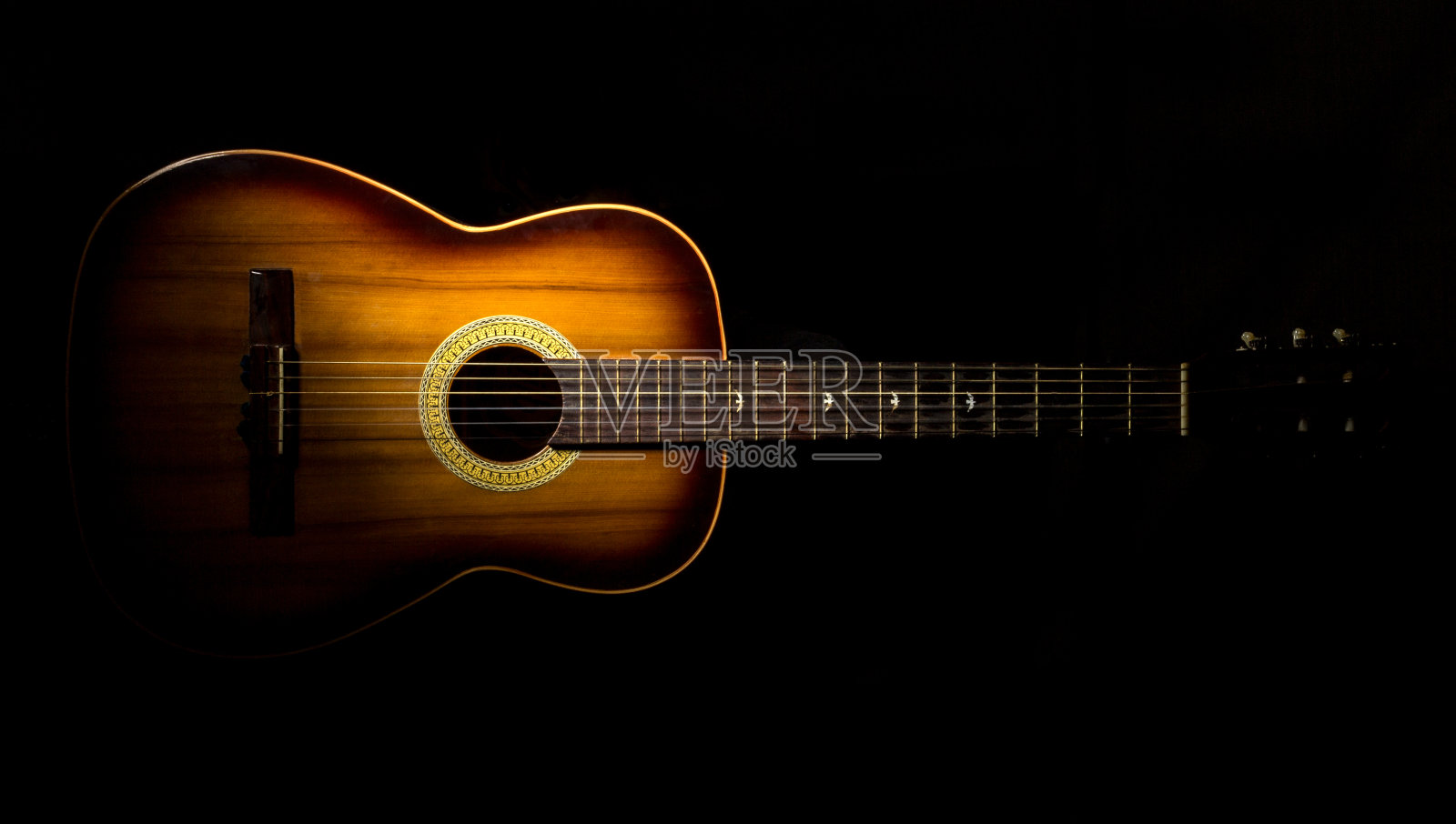 棕色吉他，黑色背景照片摄影图片