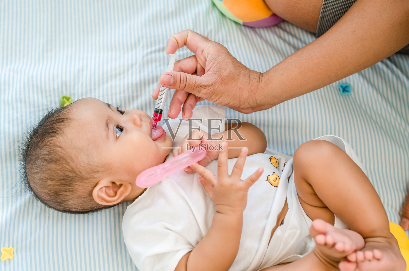 用液体药物喂养婴儿照片摄影图片