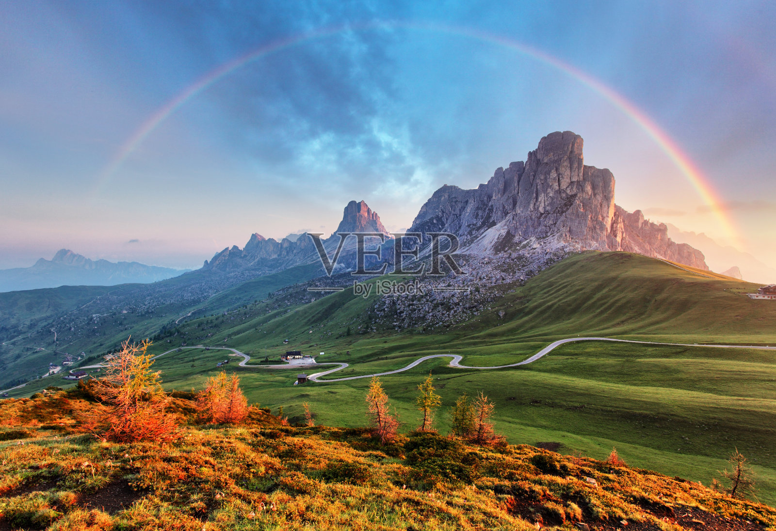 风景自然，阿尔卑斯山山上有彩虹照片摄影图片