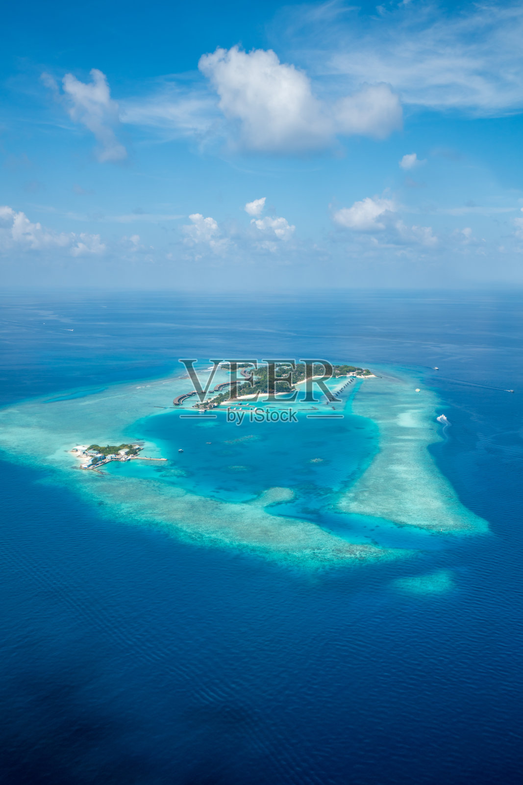 从空中俯瞰马尔代夫的热带岛屿和环礁照片摄影图片