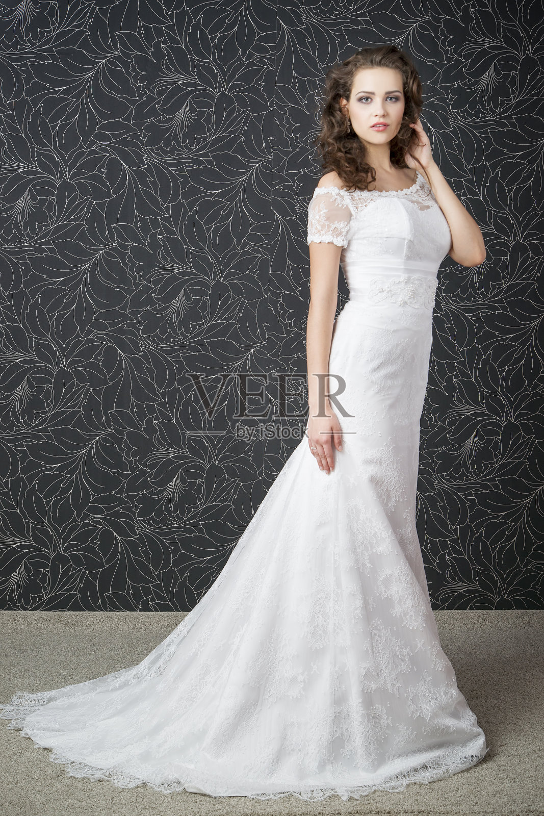 美丽的新娘，穿着白色婚纱的年轻女子照片摄影图片