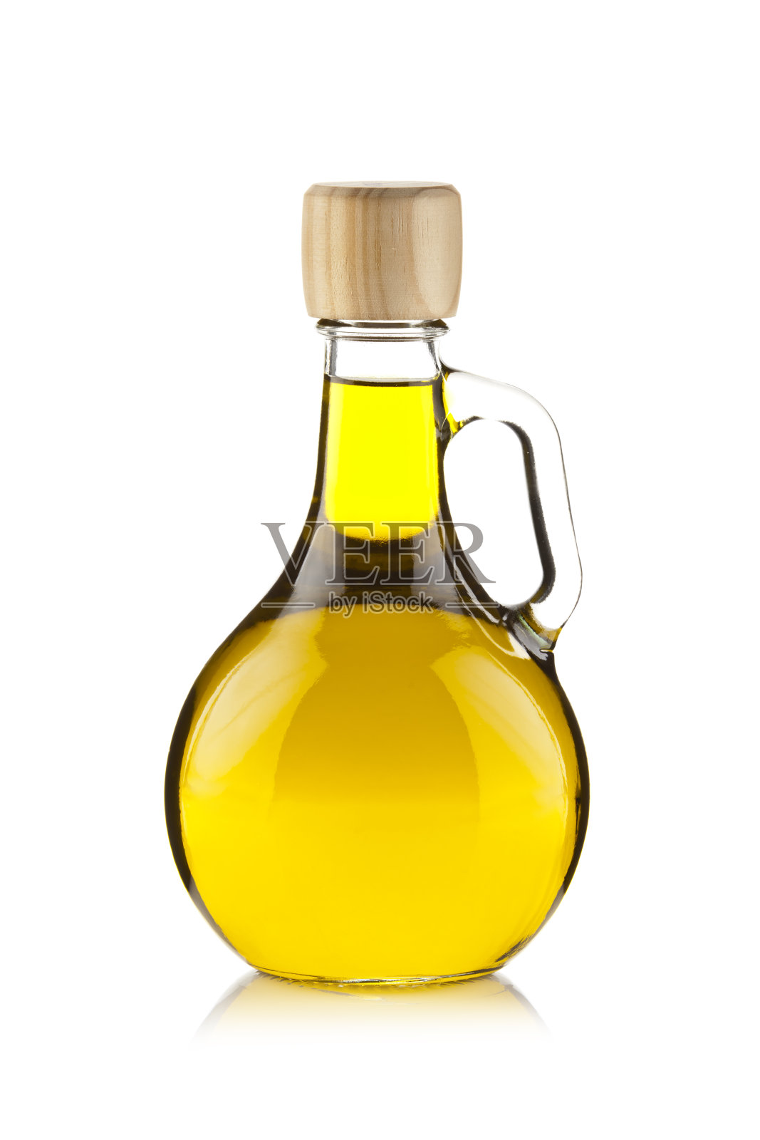橄榄油装在一个带把手的干净玻璃瓶里照片摄影图片