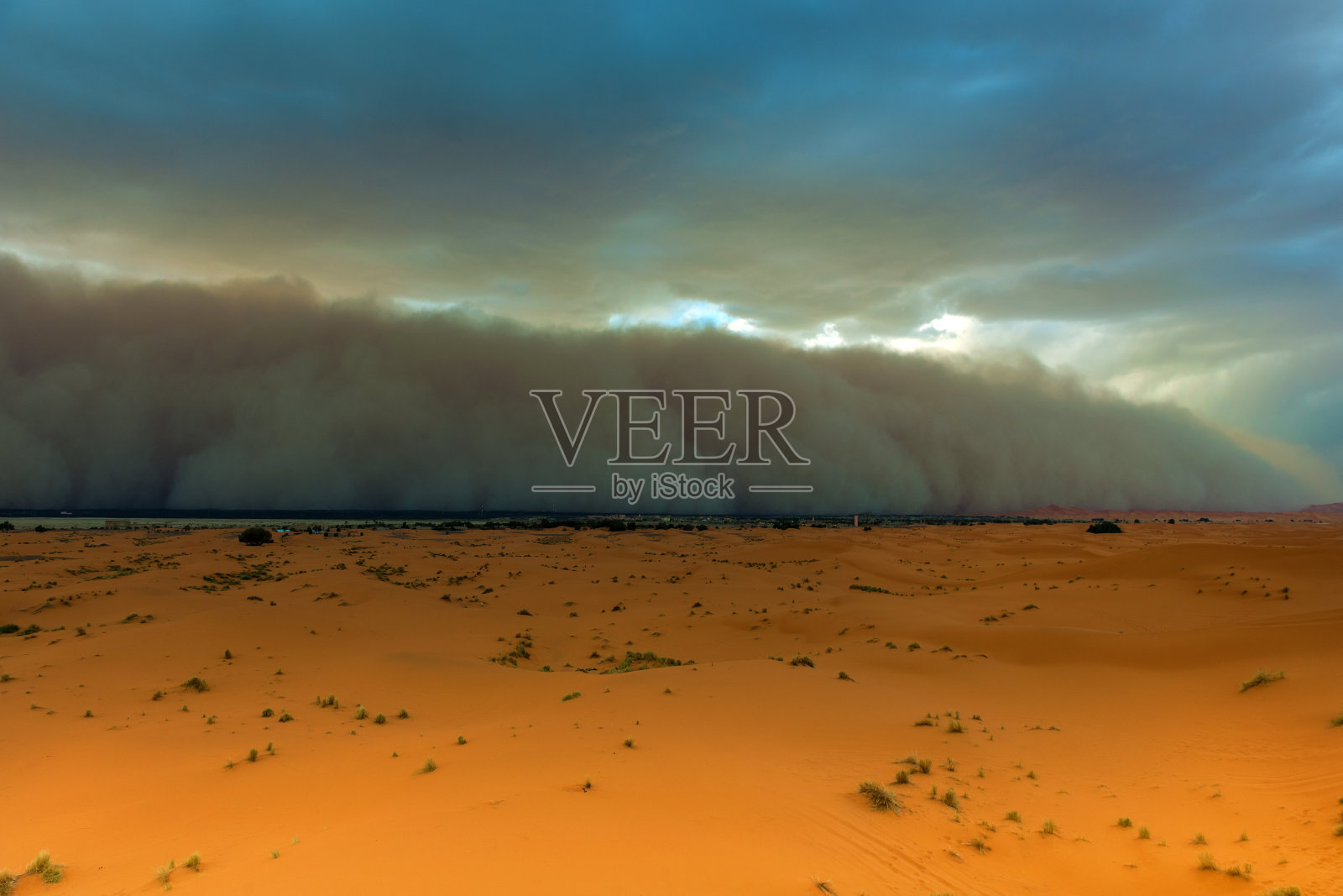 沙尘暴正在接近Merzouga定居点，在Erg Chebbi沙漠，非洲摩洛哥照片摄影图片