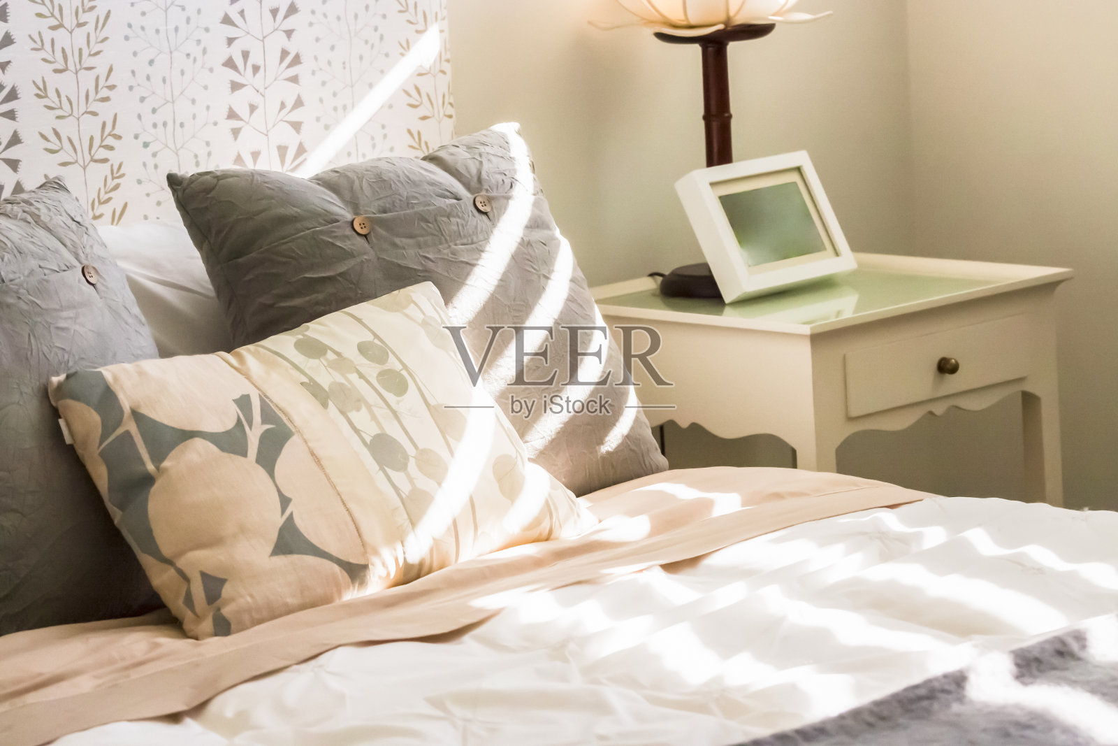 现代的卧室内部，早晨的阳光透过百叶窗照片摄影图片