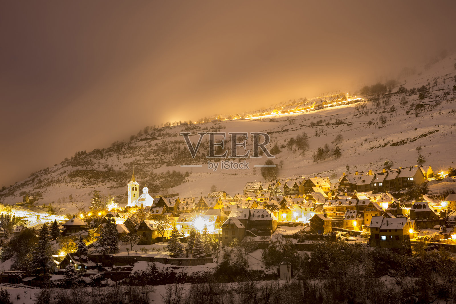 雪山中的村庄照片摄影图片