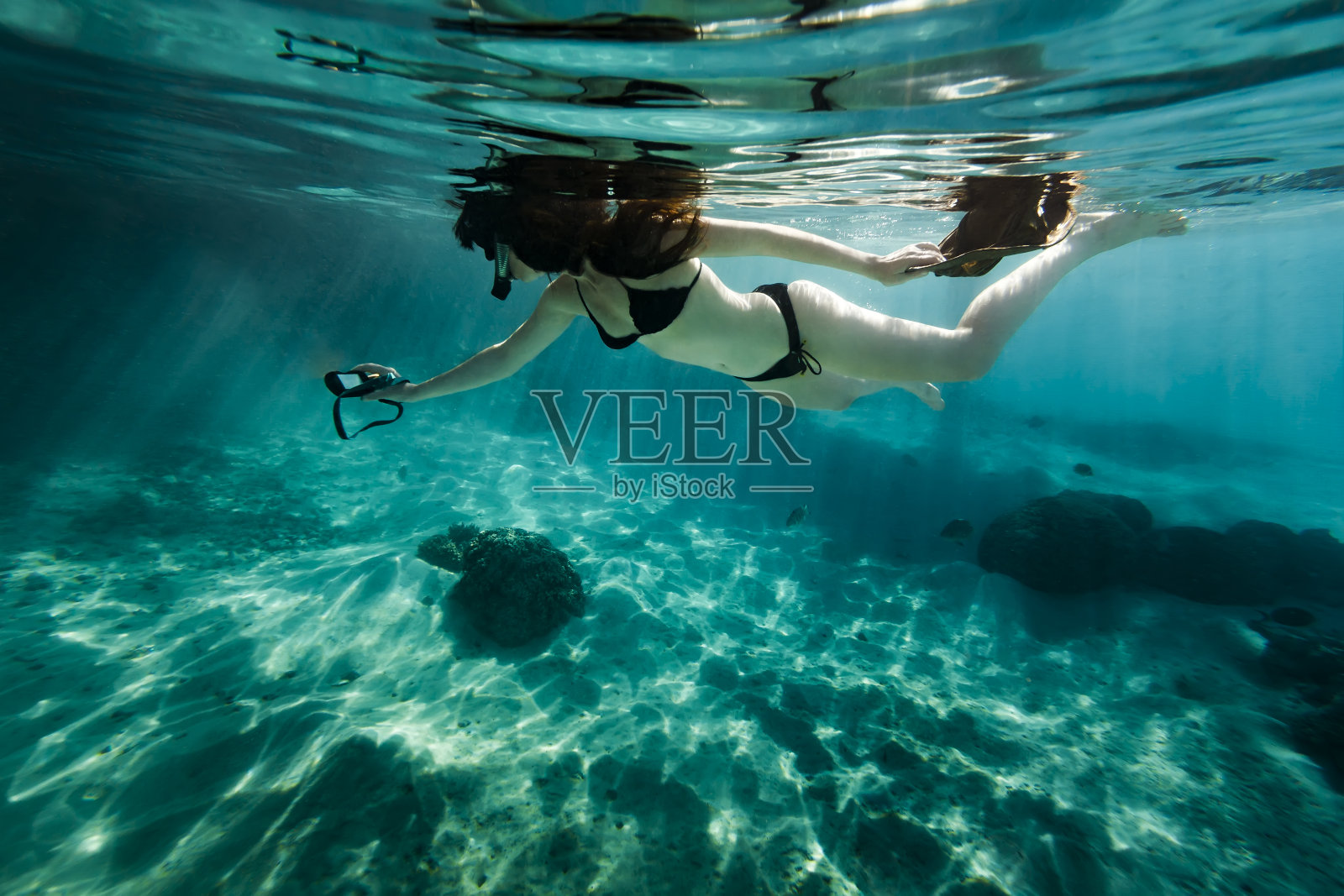 在波拉波拉，法属波利尼西亚的女孩浮潜和拍照照片摄影图片