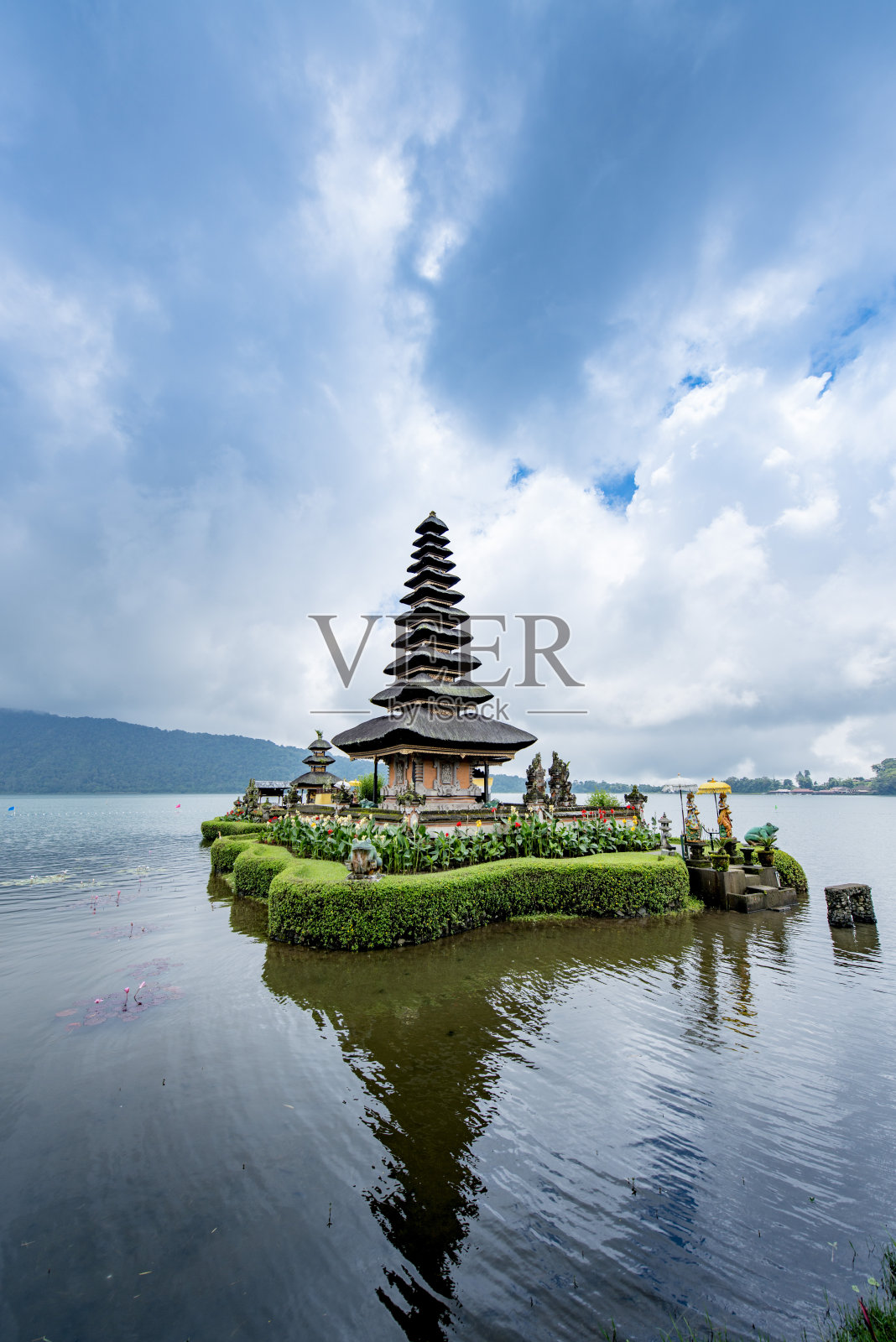 乌伦达努指巴厘岛的坦庙照片摄影图片