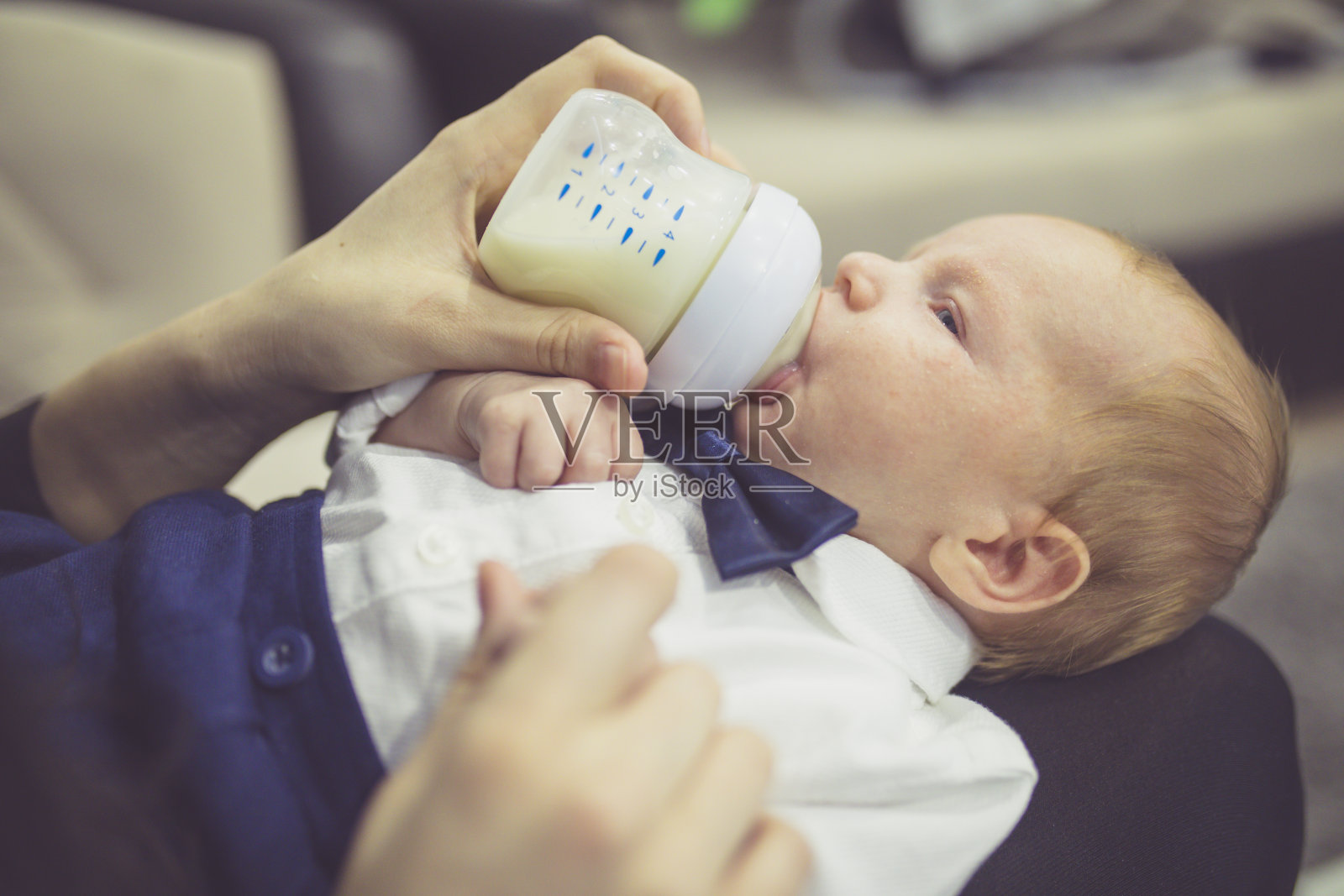 母亲正在给新生婴儿喂奶。照片摄影图片
