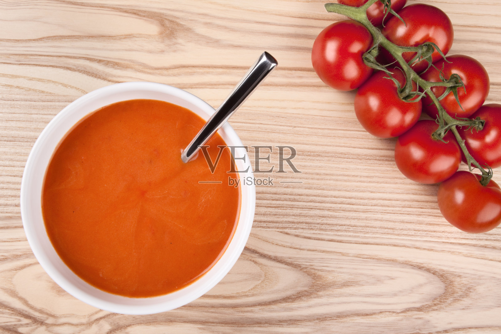 番茄汤在碗里照片摄影图片