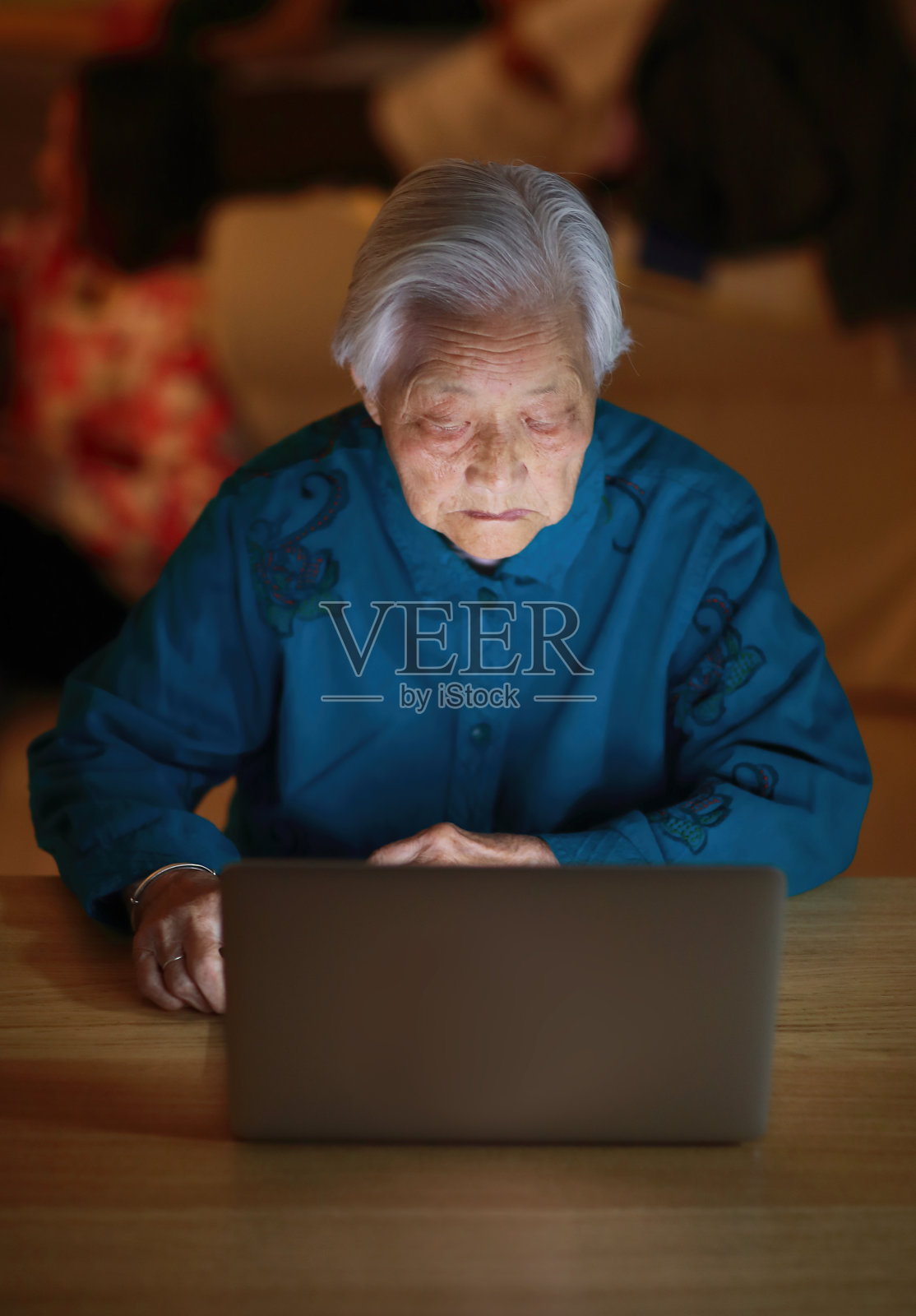 使用笔记本电脑的老妇人照片摄影图片