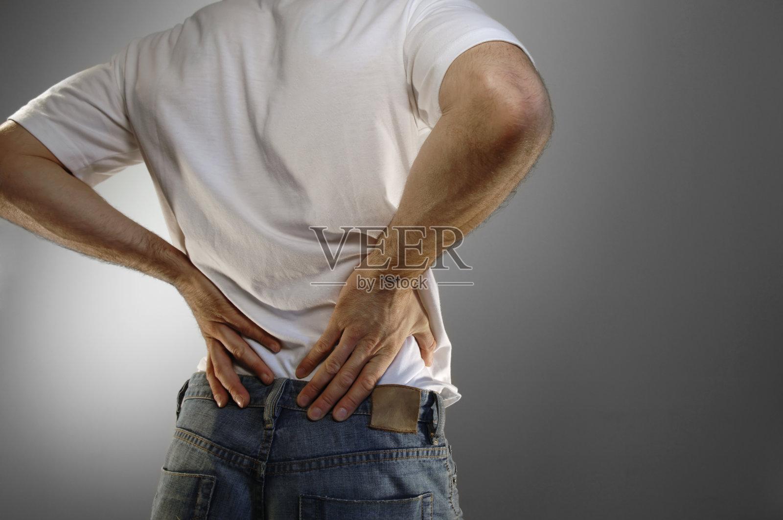 穿着随意的男人与背部疼痛照片摄影图片