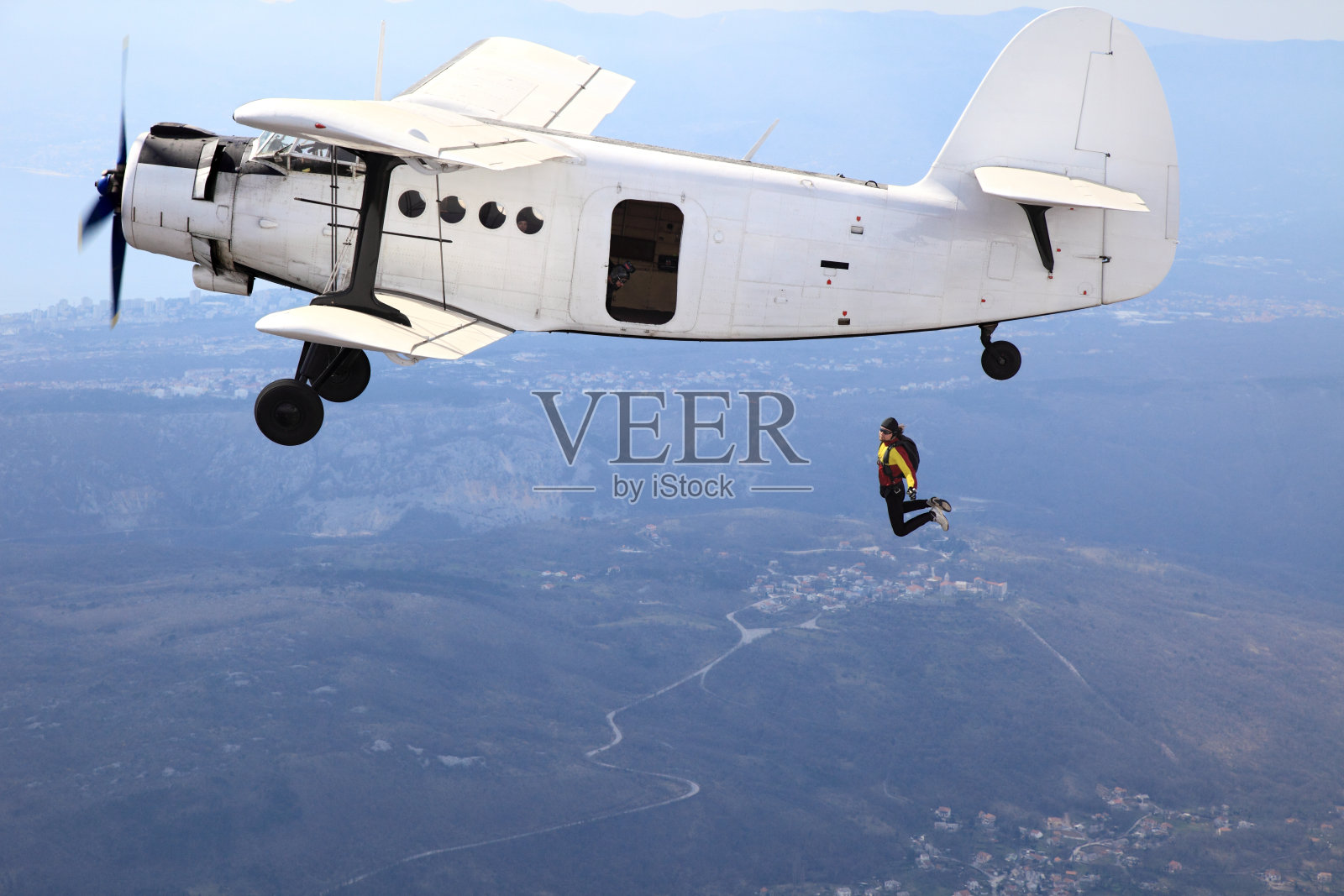 跳伞者从飞机上跳伞照片摄影图片