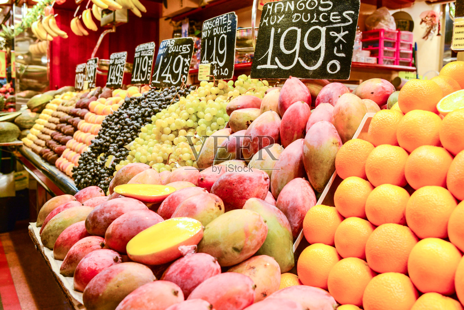 西班牙巴塞罗那，La Boqueria市场的新鲜水果照片摄影图片