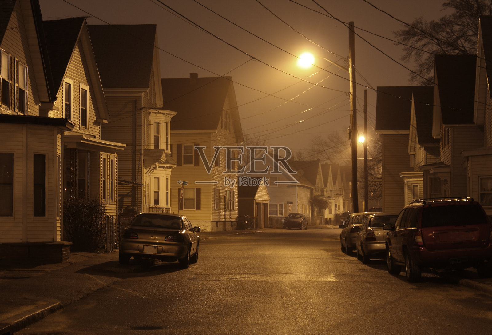 雾中的城市社区的夜晚照片摄影图片