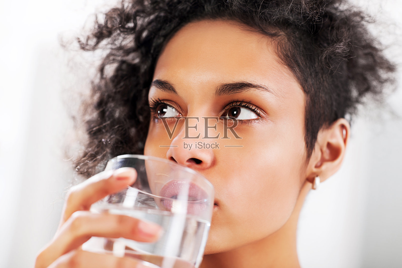 喝水的漂亮女人。照片摄影图片