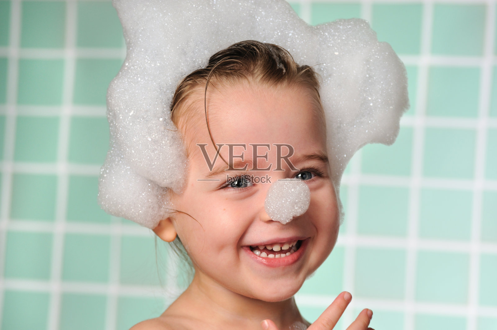 孩子洗澡照片摄影图片_ID:132907791-Veer图库
