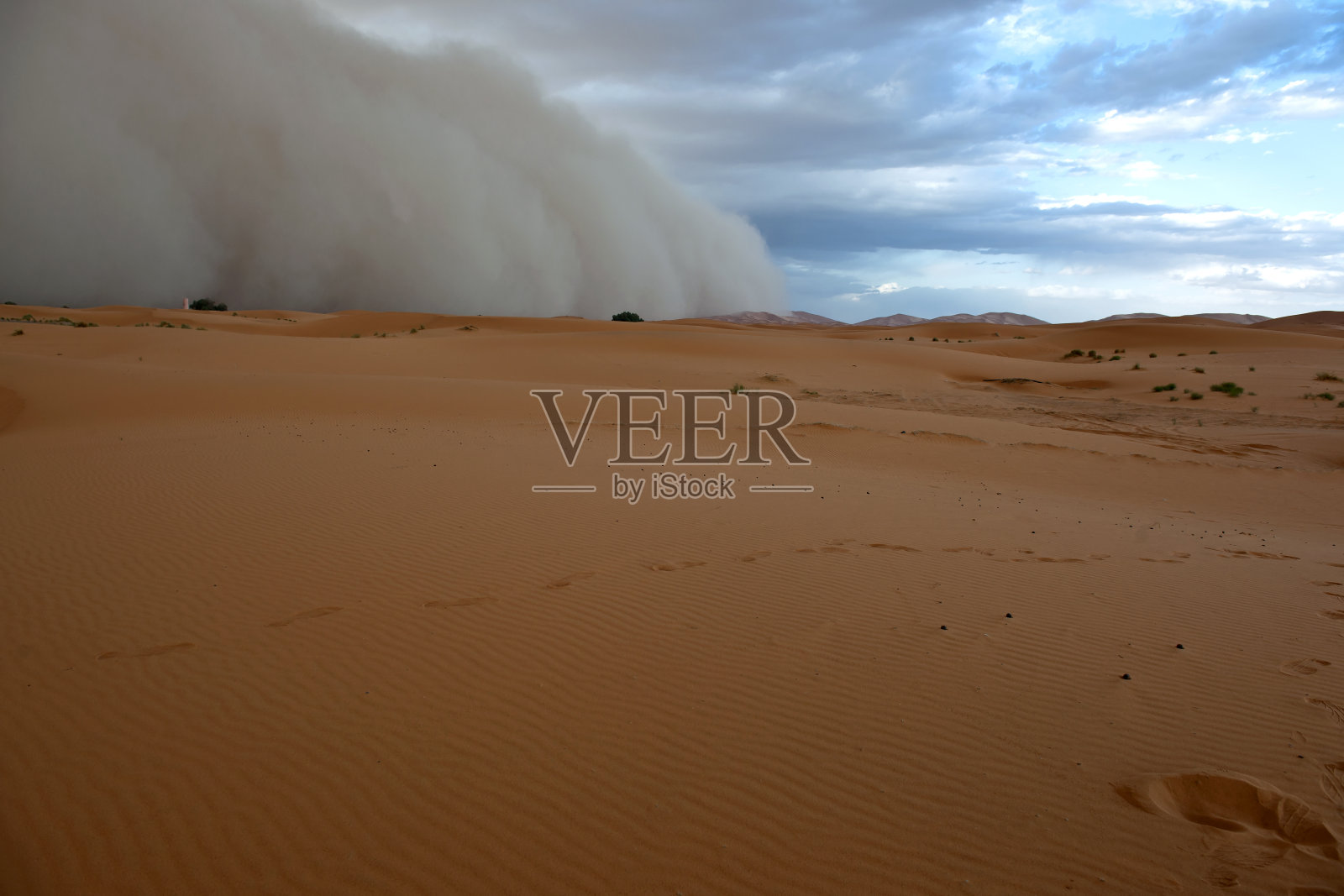 摩洛哥切比沙漠的沙尘暴照片摄影图片