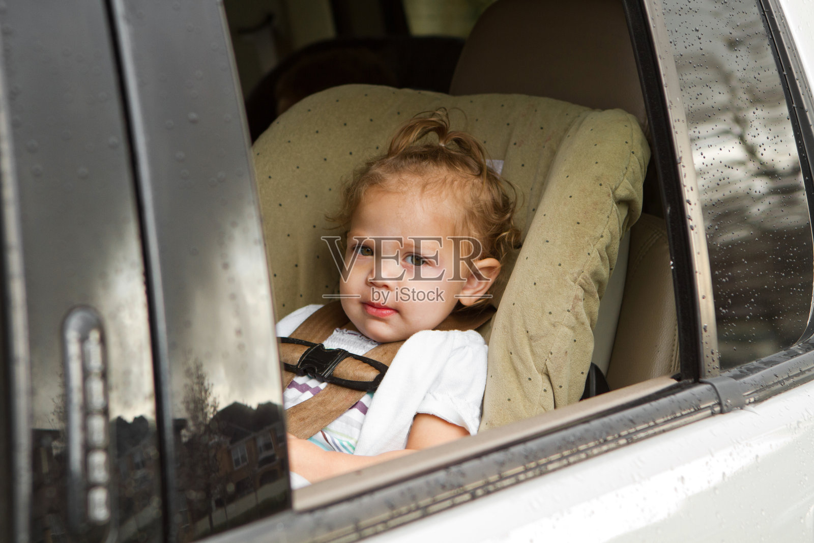 婴儿在汽车座椅照片摄影图片