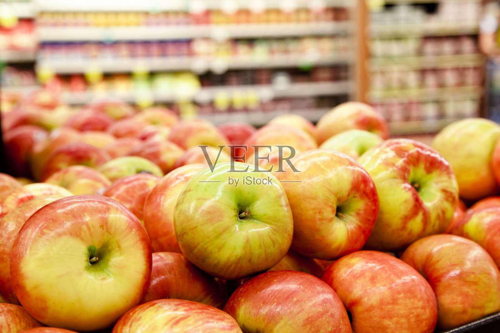 食物:杂货店或市场里的新鲜苹果。照片摄影图片