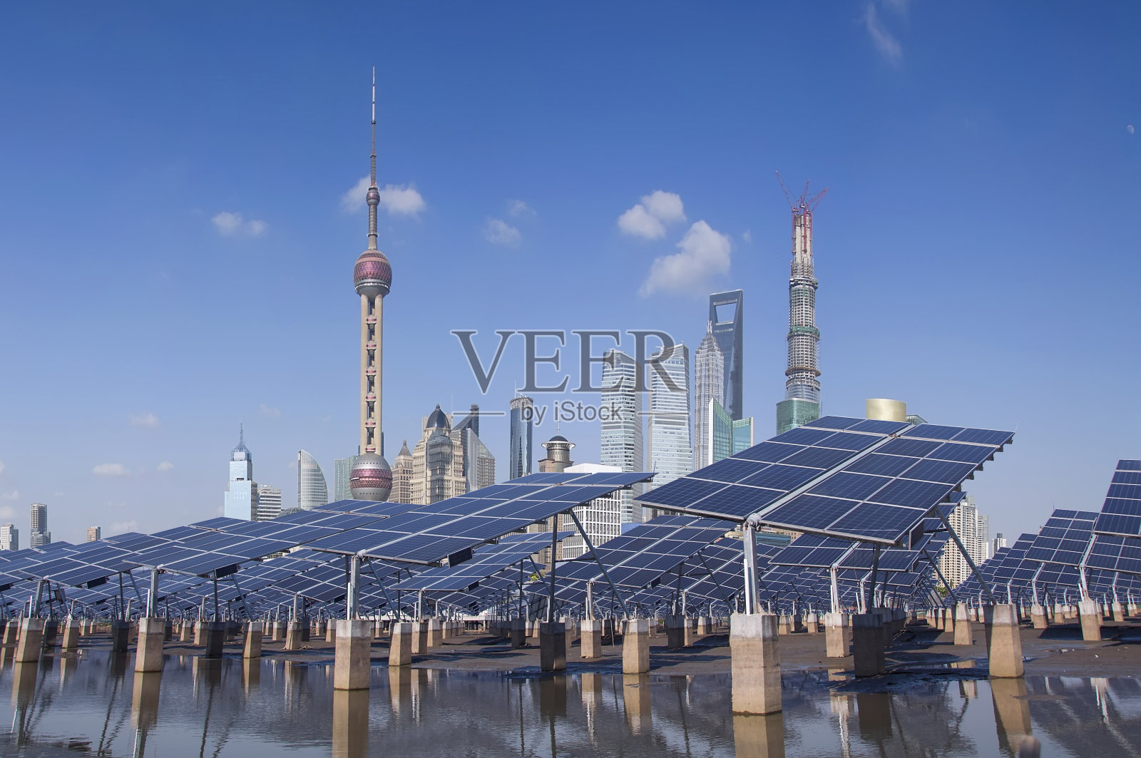 上海外滩天际线地标，生态能源可再生太阳能照片摄影图片