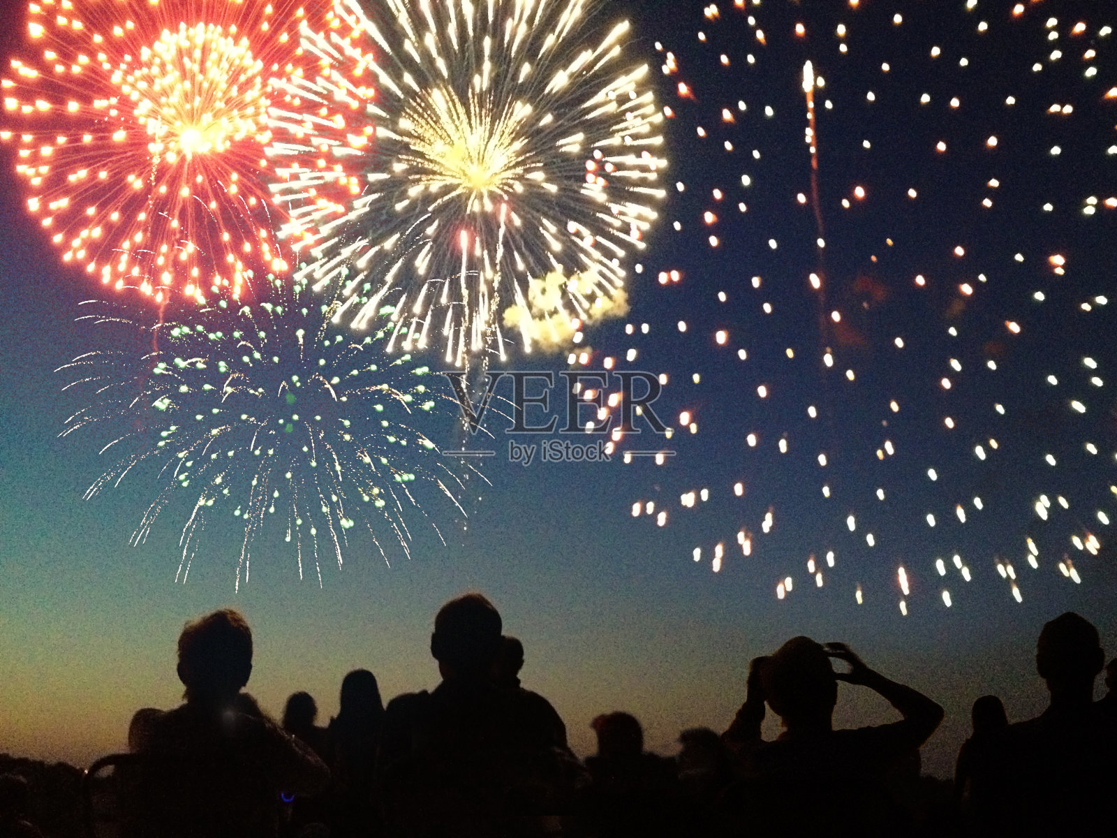 7月4日，焰火在庆祝的观众身上爆炸照片摄影图片