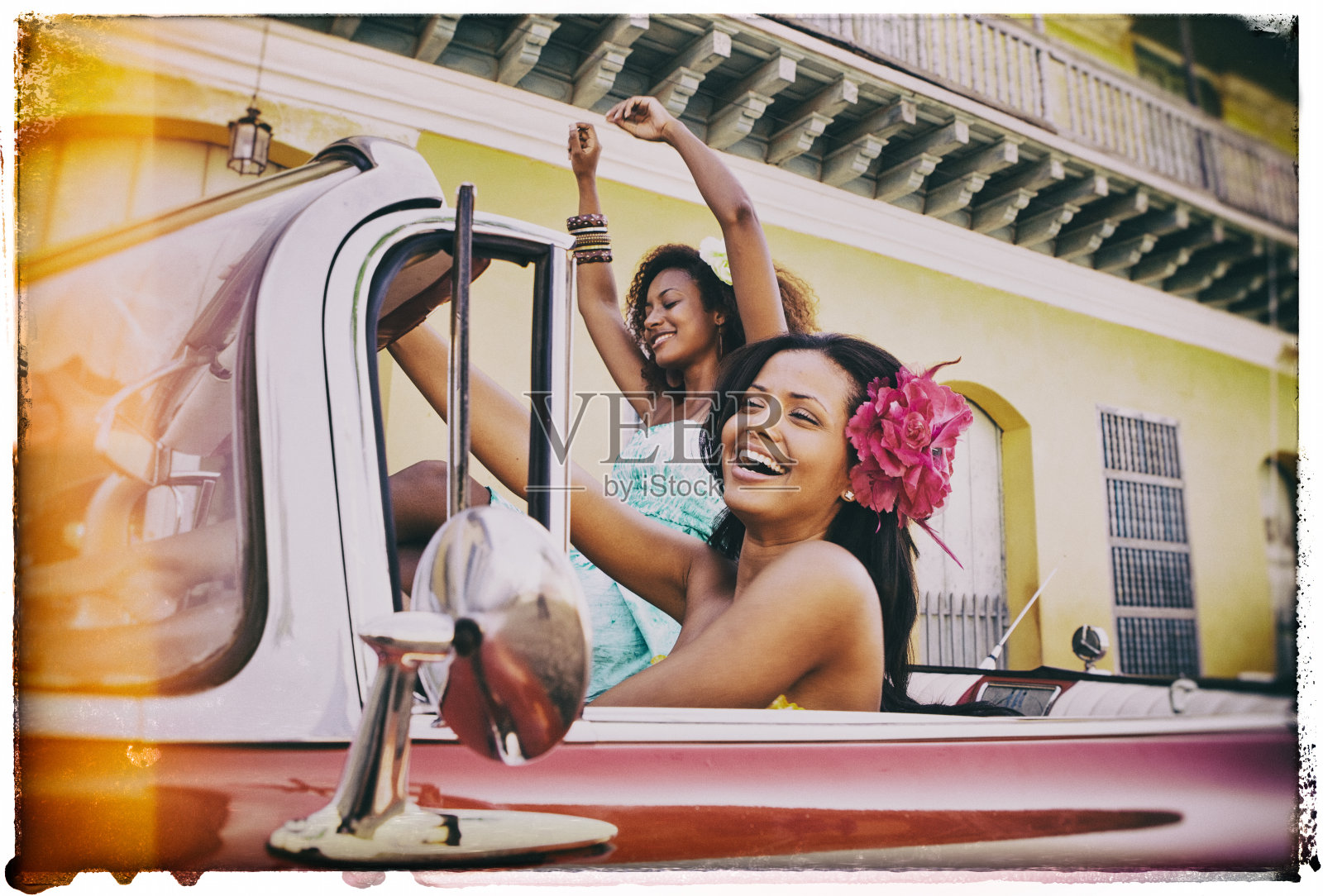 两个年轻的加勒比妇女在古巴旅行照片摄影图片